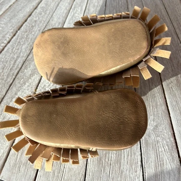 Infant Baby crib crawler gold moccasins sz 12 months - Picture 2 of 5